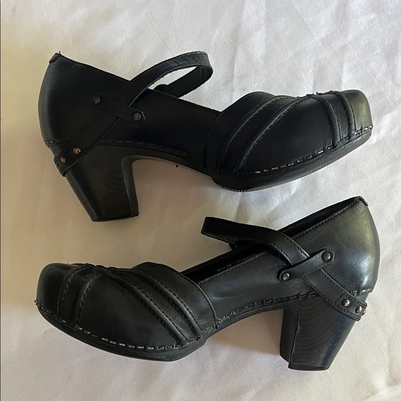 Black Women's Heeled Dansko Clogs - Picture 1 of 7